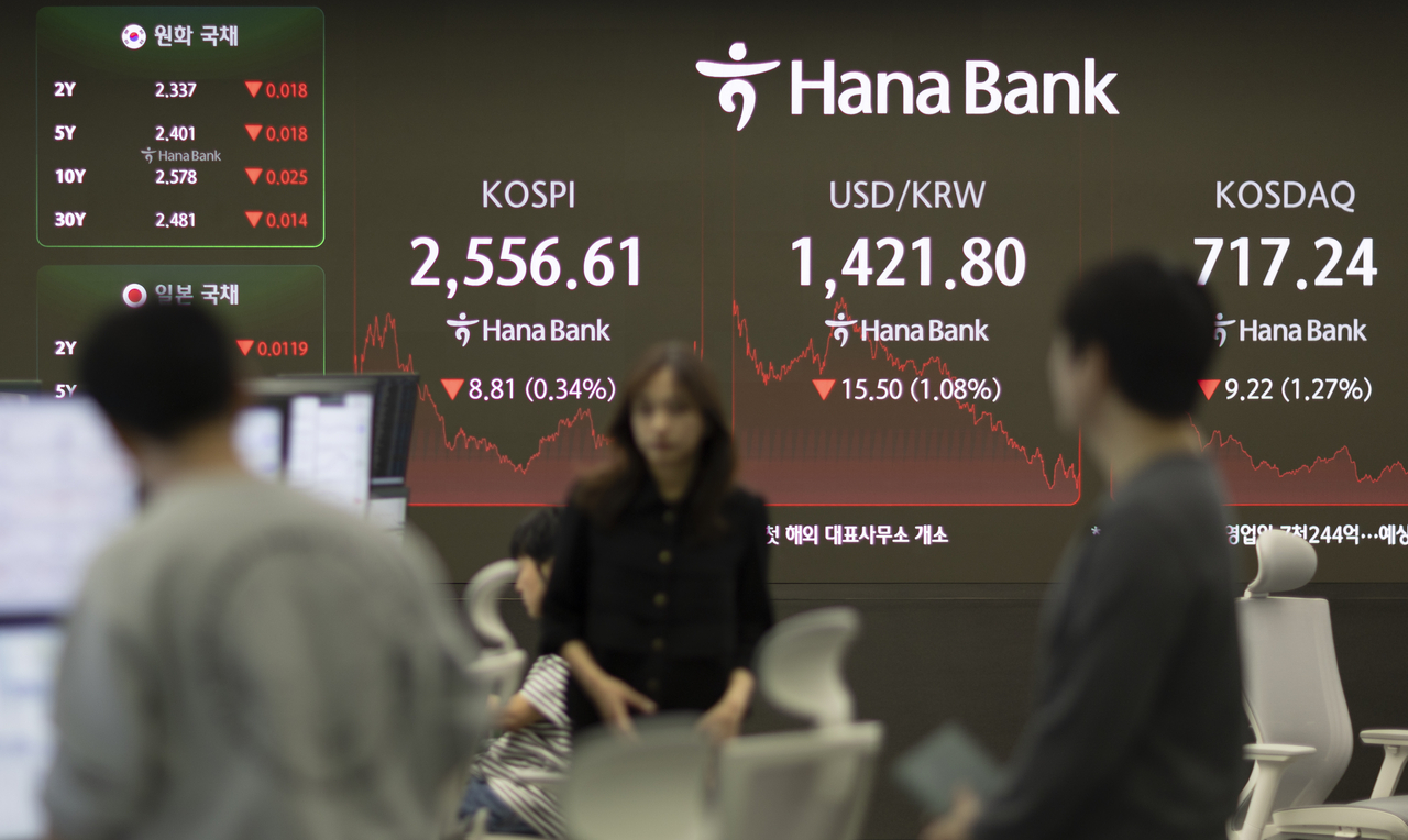 코스피 지수가 전장보다 8.81포인트(0.34%) 내린 2556.61로 마감한 30일 서울 하나은행 본점 딜링룸에서 딜러들이 업무를 보고 있다. [연합]