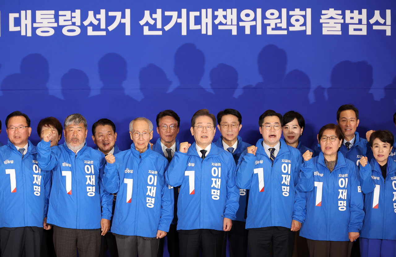 30일 서울 여의도 국회 의원회관에서 열린 더불어민주당 제21대 대통령선거 ‘진짜 대한민국’ 중앙선거대책위원회 출범식에서 이재명 대선 후보, 윤여준·박찬대 상임 총괄선대위원장 등 참석자들이 기념촬영을 하고 있다. [연합]