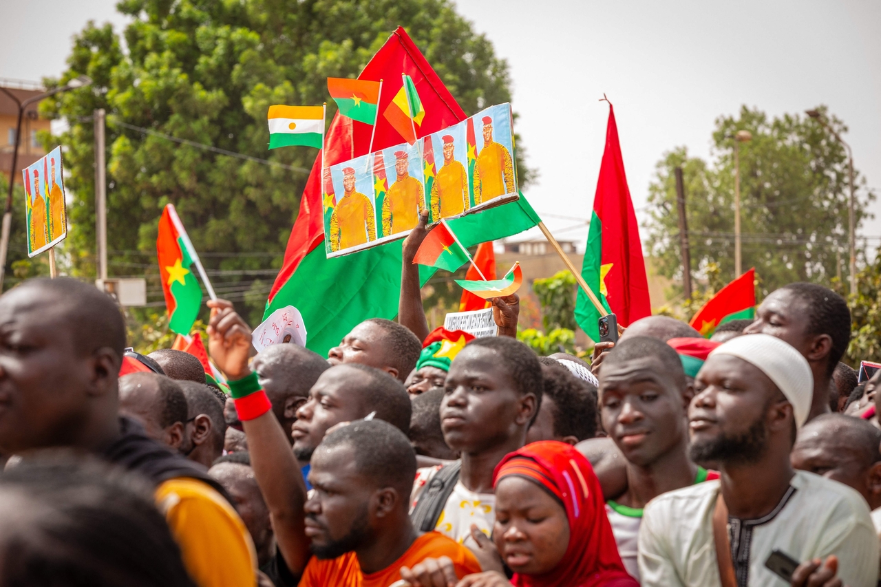 Supporters of Burkina Faso's strongman Captain Ibrahim Traore hold placards during a rally in support of Traore at Place de la Nation Ouagadougou on Wednesday. (AFP-Yonhap)