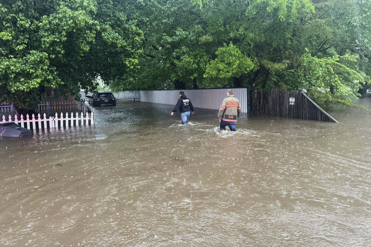 Flooding in Lexington, Oklahoma, Wednesday (AP-Yonhap)