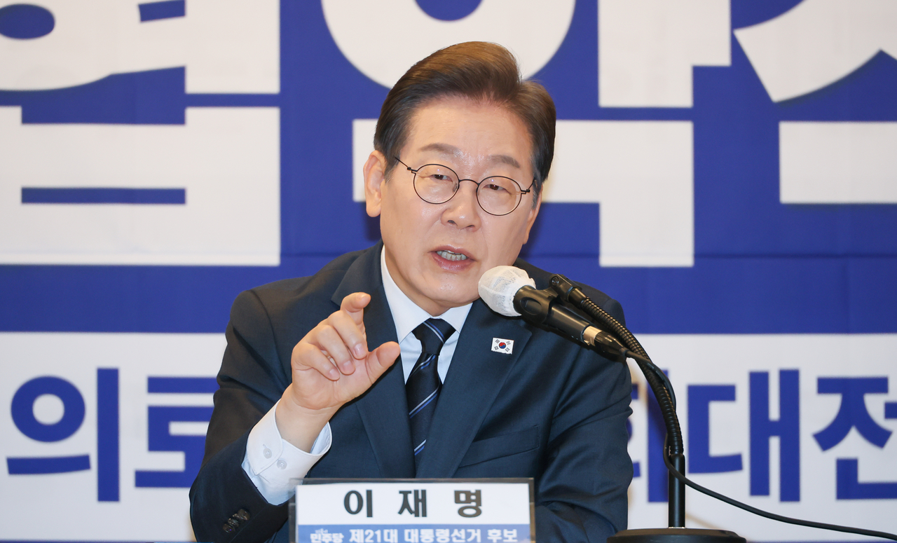 Rep. Lee Jae-myung, the presidential front-runner for the liberal Democratic Party of Korea, speaks during a meeting with the Federation of Korean Trade Unions in central Seoul, Thursday. (Yonhap)