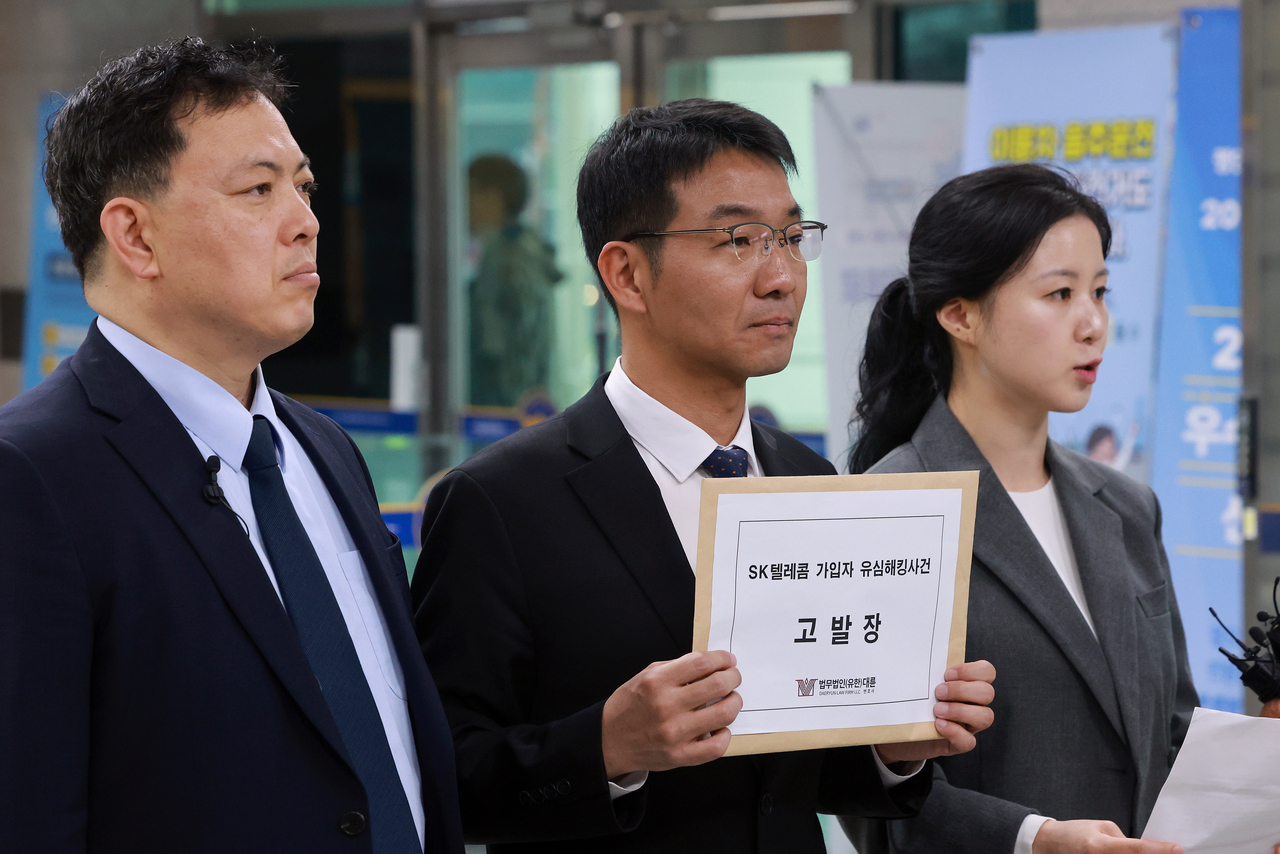 법무법인 대륜 손계준(왼쪽부터), 신종수, 지민희 변호사가 1일 SKT 해킹 사태와 관련해 서울 남대문경찰서에 유영상 SKT 대표이사와 SKT를 상대로 업무상 배임·위계공무집행방해 혐의 고소·고발장을 제출하기에 앞서 입장을 밝히고 있다. [연합]