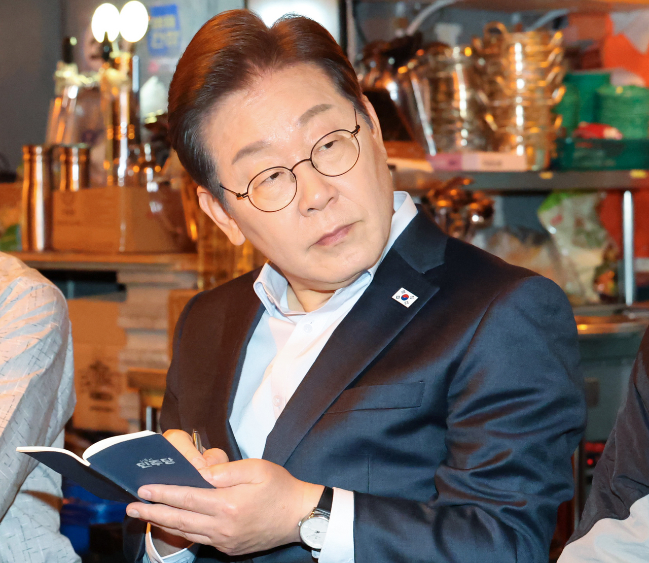 더불어민주당 이재명 대선 후보가 1일 서울 종로구의 한 포차 식당에서 ‘당신의 하루를 만드는, 보이지 않는 영웅들’이란 주제로 배달 라이더, 택배 기사 등 비(非)전형 노동자들과 간담회를 하고 있다. [연합]