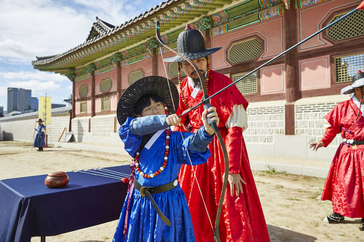 A program inviting children to be royal soldiers at Heungnyemun, the second gate of Gyeongbokgung, in Seoul (Korea Heritage Service)