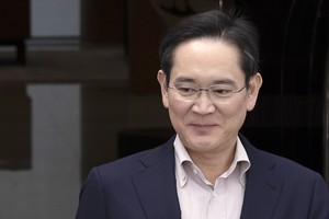 Samsung to pay language test fees for workers in talent push