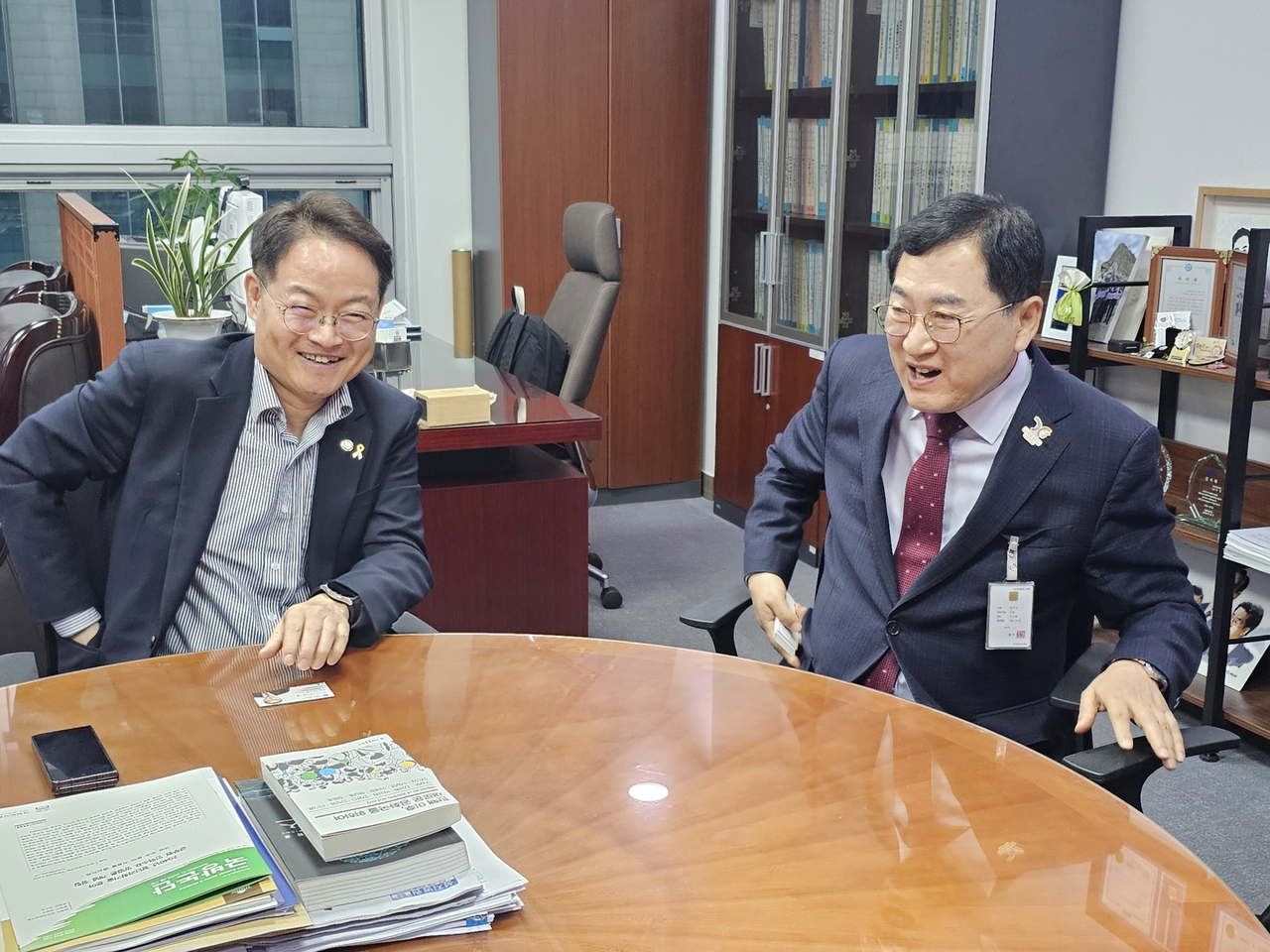 주낙영 경주시장이 지난달 17일 서울 여의도 국회의원회관에서 허영(왼쪽) 국회의원과 만나 2025 APEC 정상회의 준비와 관련한 지역 현안과 국비 지원 방안에 대해 논의하고 있다.[경주시 제공]