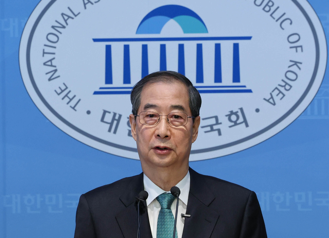 Han Duck-soo announces his candidacy for the presidential election at a press conference held at the National Assembly Communication Center in Yeouido, Seoul, on Friday. (Yonhap)