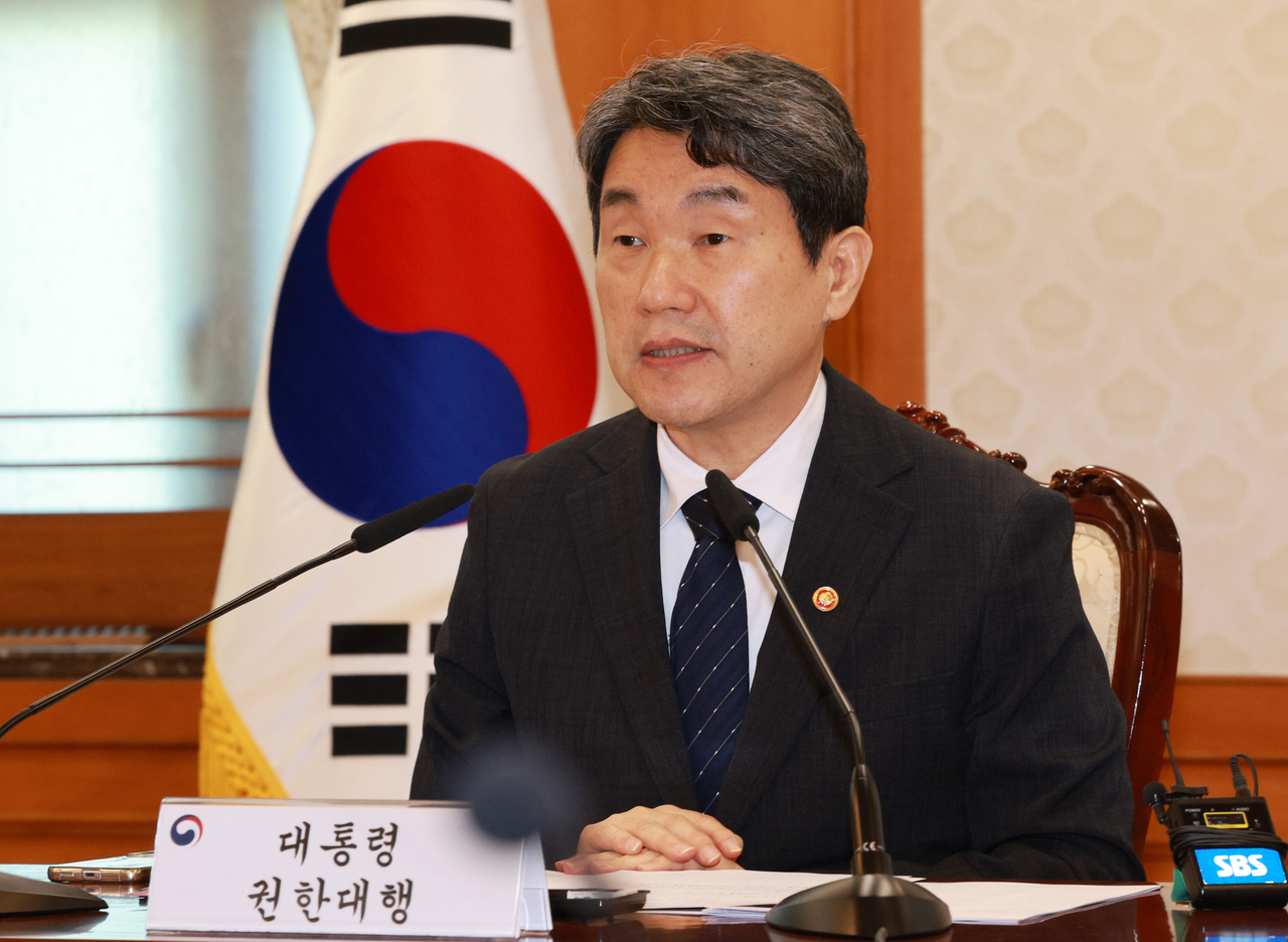 Acting President and Deputy Prime Minister Lee Ju-ho speaks during an emergency meeting of the National Security Council at the government complex in Seoul on Friday. (Yonhap)