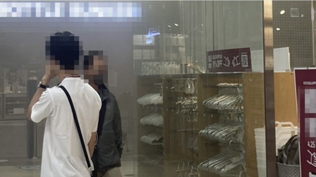2일 오후 1시 36분께 서울 잠실 롯데마트 건물 1층에서 화재가 발생해 300여명이 대피하는 상황이 발생했다. 소방 당국은 화재 발생 50여분 만에 진화를 완료했다. [연합]