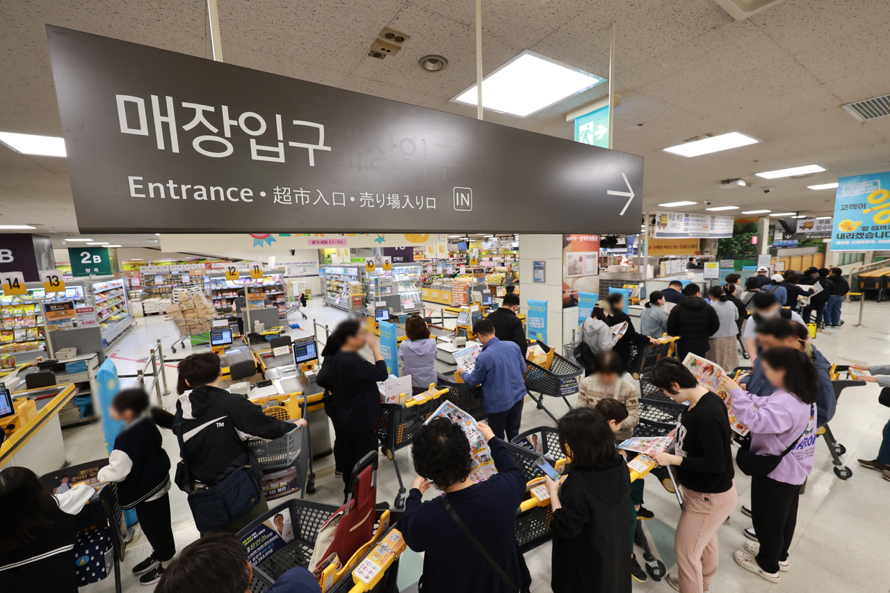 This photo shows a market in Seoul on Thursday. (Yonhap)