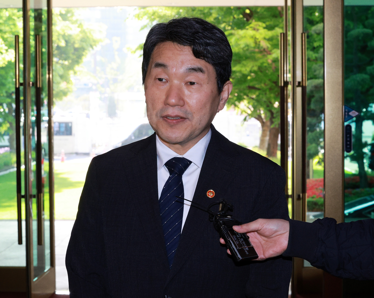 Acting President and Deputy Prime Minister Lee Ju-ho speaks to reporters upon arrival for work at the government complex in Seoul on Friday a day after Deputy Prime Minister and Finance Minister Choi Sang-mok, who was set to become acting president following acting President Han Duck-soo's resignation, resigned.  (Yonhap)