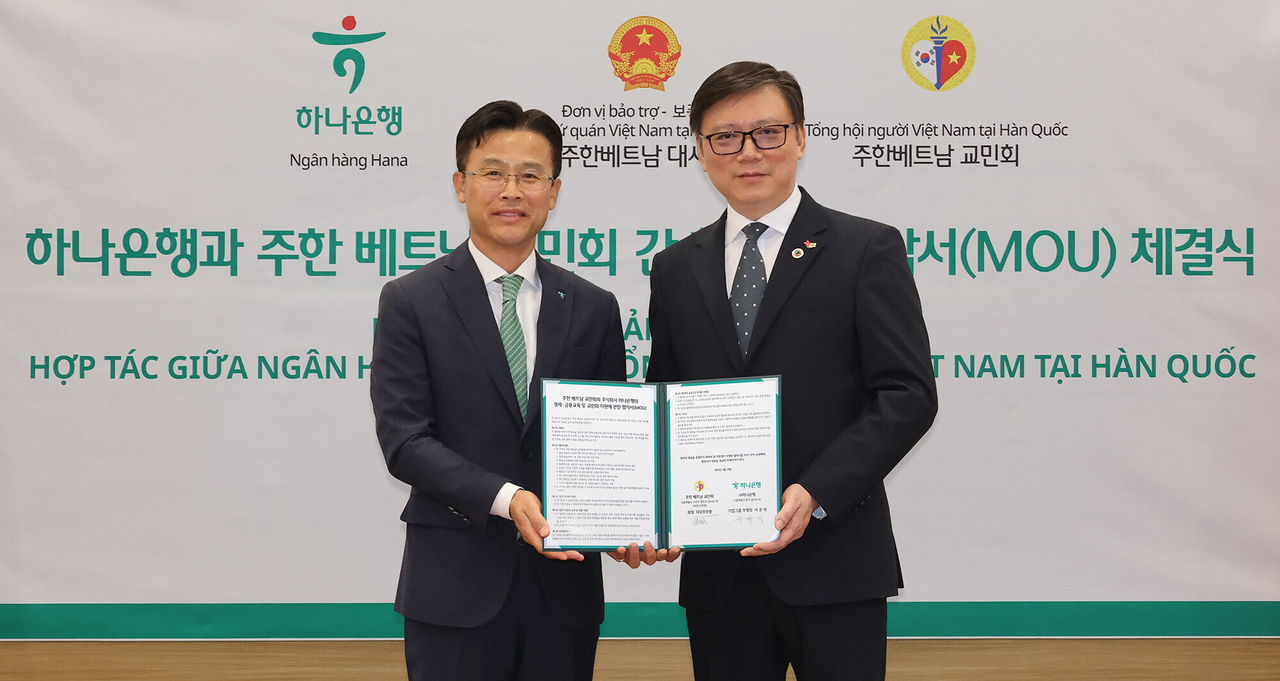 서유석(왼쪽) 하나은행 기업그룹 부행장과 다오투안훙 주한 베트남 교민회 회장이 기념 촬영을 하고 있다. [하나은행 제공]