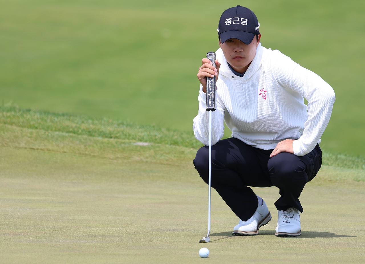 South Korean player Kim Min-kyu reads the green at the LIV Golf tournament held at Jack Nicklaus Golf Club Korea in Songdo, Incheon on Friday. (Yonhap)
