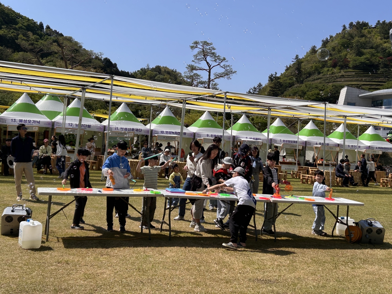 한국차문화공원 잔디광장 비눗방울 키즈 놀이터에서 아이들이 함께 어울려 놀고 있다.