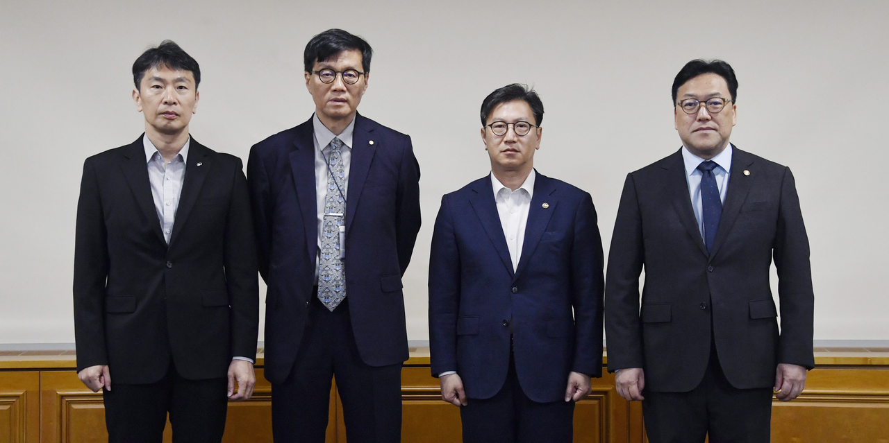 Acting Deputy Prime Minister and Finance Minister Kim Beom-suk (2nd from right) poses for a photo during a meeting on macroeconomic and financial issues held in Seoul on Friday, along with Financial Supervisory Service Gov. Lee Bok-hyun (left), Bank of Korea Gov. Rhee Chang-yong (2nd from left) and Financial Services Commission Chairman Kim Byoung-hwan. (Yonhap)