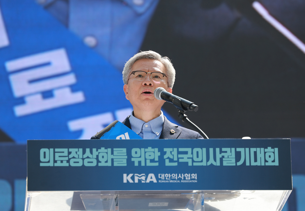 김택우 대한의사협회장이 지난달 20일 서울 중구 숭례문 인근 세종대로에서 열린 ‘의료정상화를 위한 전국의사궐기대회’에서 발언하고 있다. [연합]