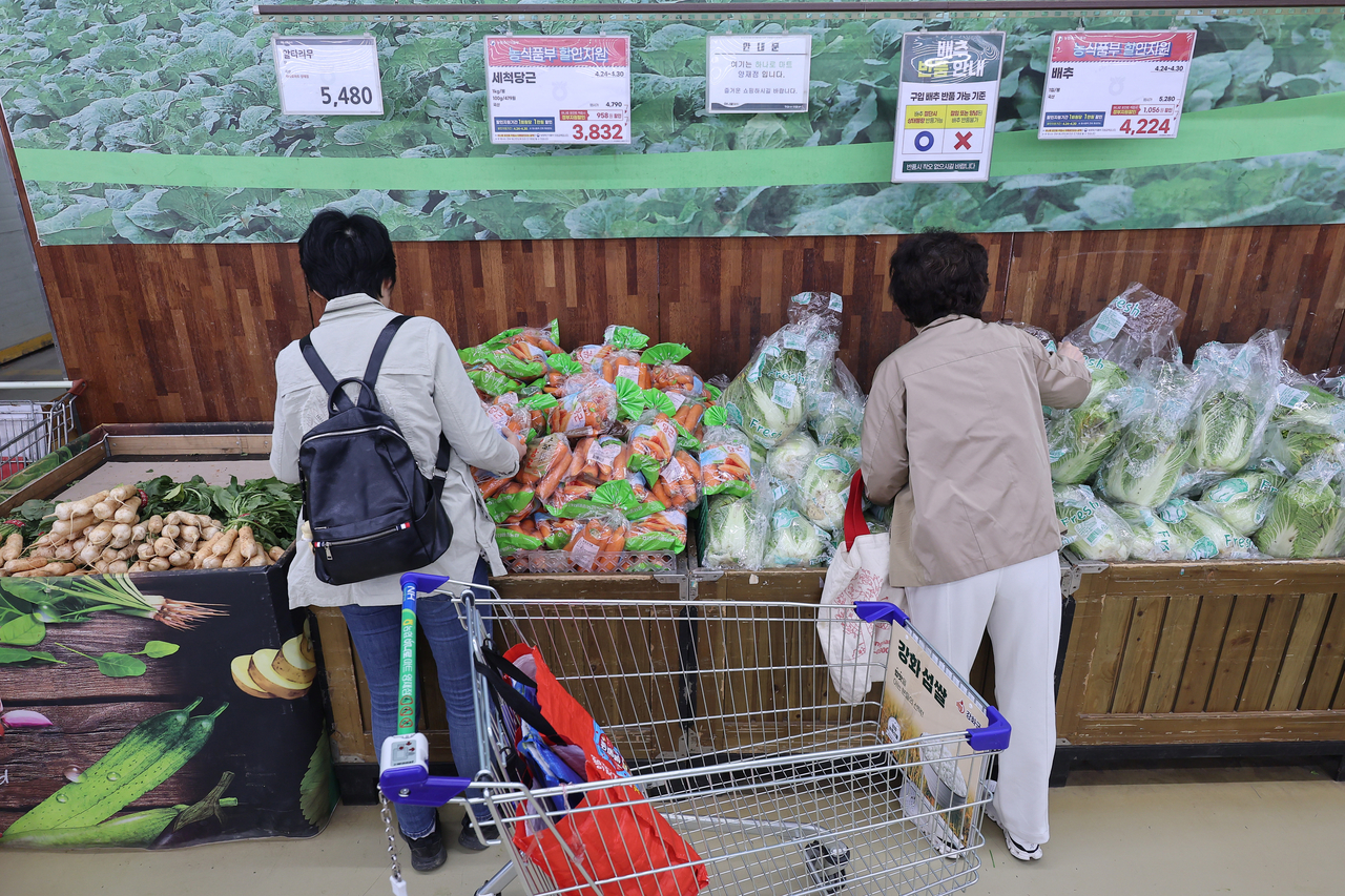 4월 소비자물가 상승률이 석유류가격 하락에도 식료품과 개인서비스가격의 오름폭이 확대되면서 전월 2.1% 수준을 유지한 것으로 나타났다. 사진은 서울 한 마트에서 시민들이 당근, 배추 등 농산물을 고르고 있는 모습 [연합]