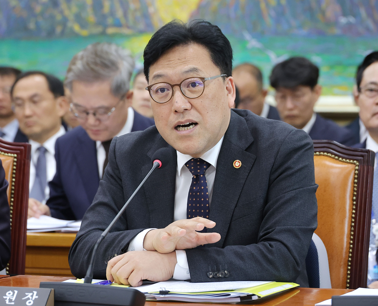김병환 금융위원장이 국회에서 열린 정무위원회 전체회의에서 의원 질의에 답변하고 있다. [연합]