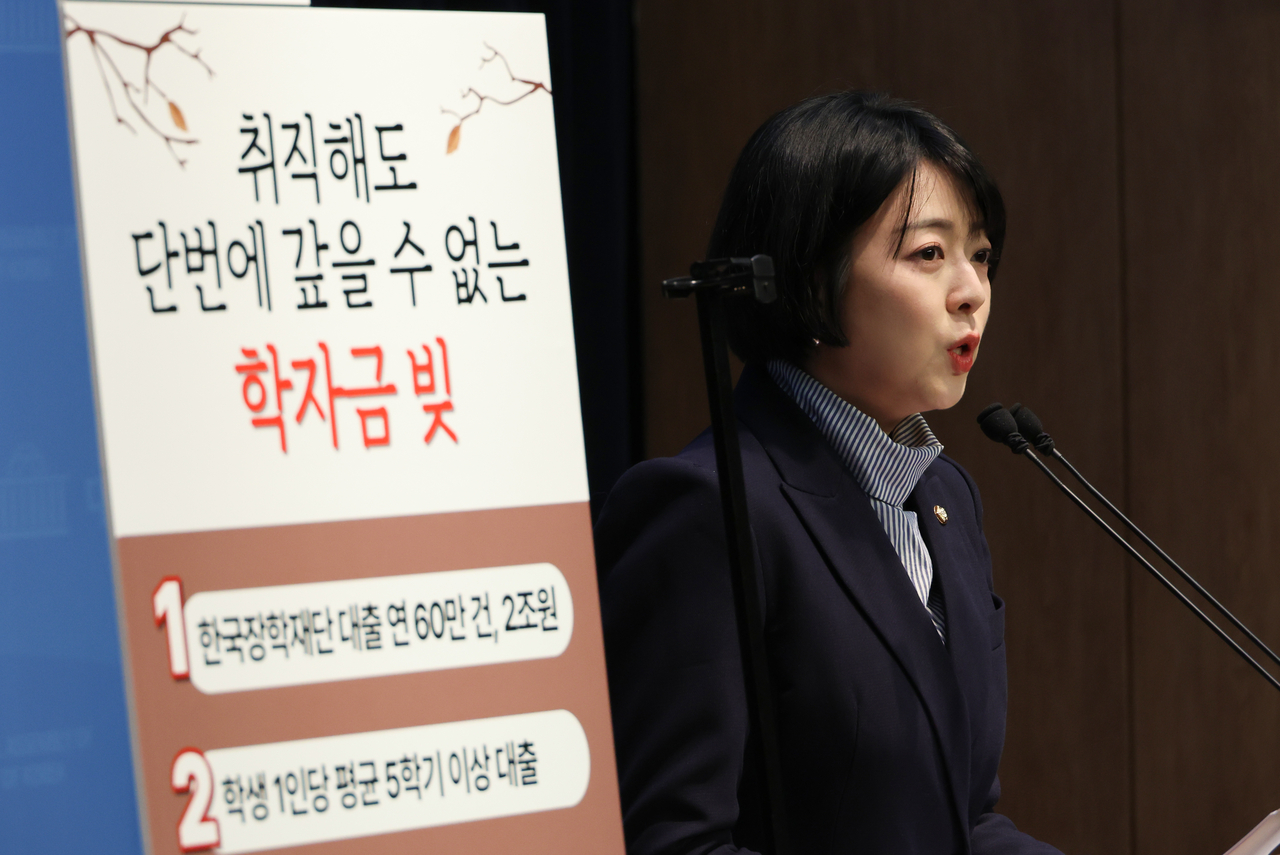 한동훈 국민의힘 대선 경선후보 캠프 전략총괄위원장인 배현진 의원이 지난달 30일 국회 소통관에서 청년 학자금 대출 공약을 발표하고 있다. [연합]