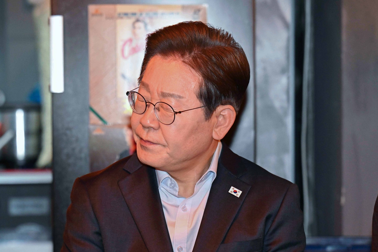 이재명 더불어민주당 대선 후보가 1일 서울 종로구의 한 포차 식당에서 ‘당신의 하루를 만드는, 보이지 않는 영웅들’이란 주제로 열린 배달 라이더, 택배 기사 등 비(非)전형 노동자들과의 간담회에 참석하고 있다. [연합]