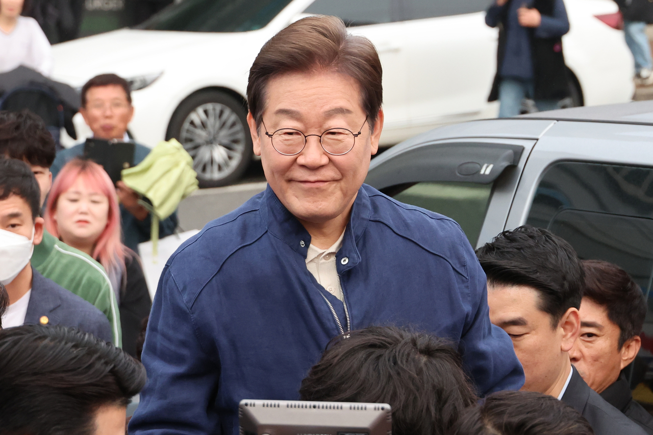 대법원이 더불어민주당 이재명 대선 후보의 공직선거법 위반 사건에 대해 유죄 취지로 파기환송 판결을 한 1일 이 후보가 전국 각지에서 민심을 듣는 ‘골목골목 경청투어’을 시작하며 경기도 연천 전곡읍에서 시민들을 만나며 인사하고 있다. [연합]