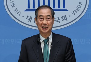 Han Duck-soo declares presidential bid pledging constitutional reform, early resignation