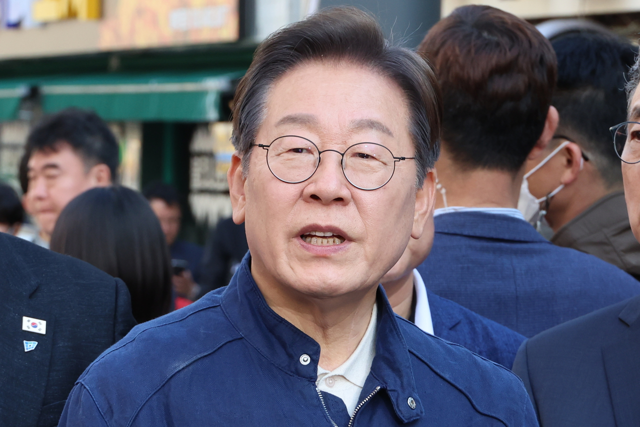 더불어민주당 이재명 대선 후보가 ‘골목골목 경청투어’ 접경지역 방문 이틀째인 2일 강원도 인제군 원통전통시장에서 주민들을 만난 뒤 취재진의 질문에 답하고 있다. <연합뉴스>