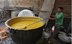 “교사들은 도망가” 뱀 빠졌던 급식 먹고 학생 100명 식중독…마을 전체 ‘공황’