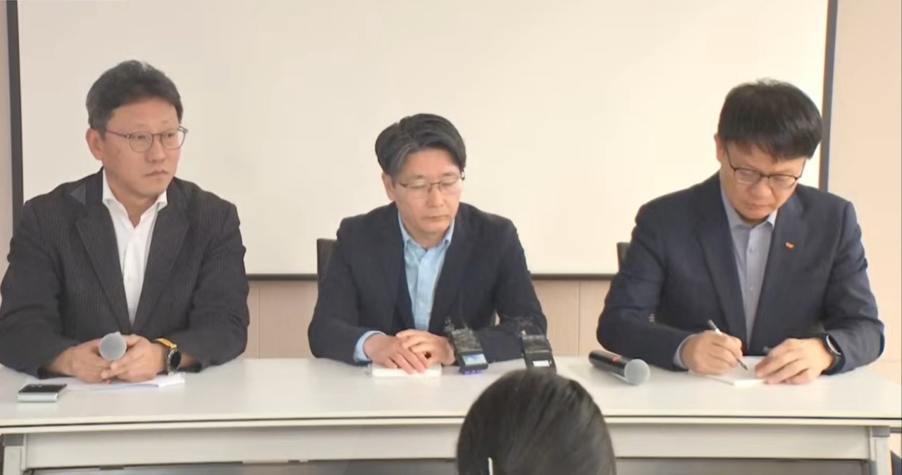 김희섭(왼쪽부터) SKT PR센터장, 임봉호 MNO사업부장, 류정환 네트워크인프라센터장이 3일 서울 중구에서 열린 브리핑에서 취재진의 질문에 답변하고 있다. [MBC 갈무리]