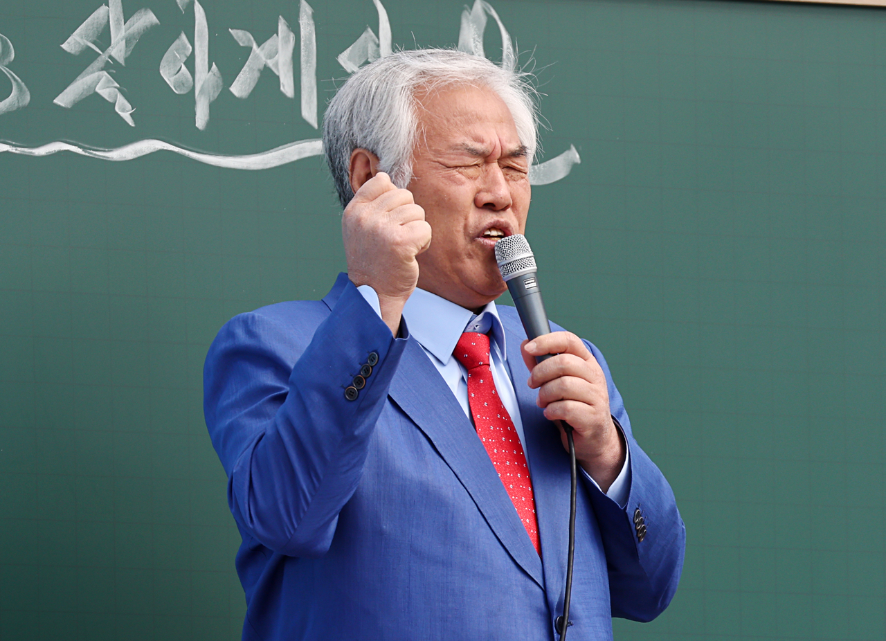 전광훈 사랑제일교회 목사가 지난달 6일 서울 동화면세점 앞에서 열린 광화문 주일 연합예배에서 설교하고 있다. [연합]