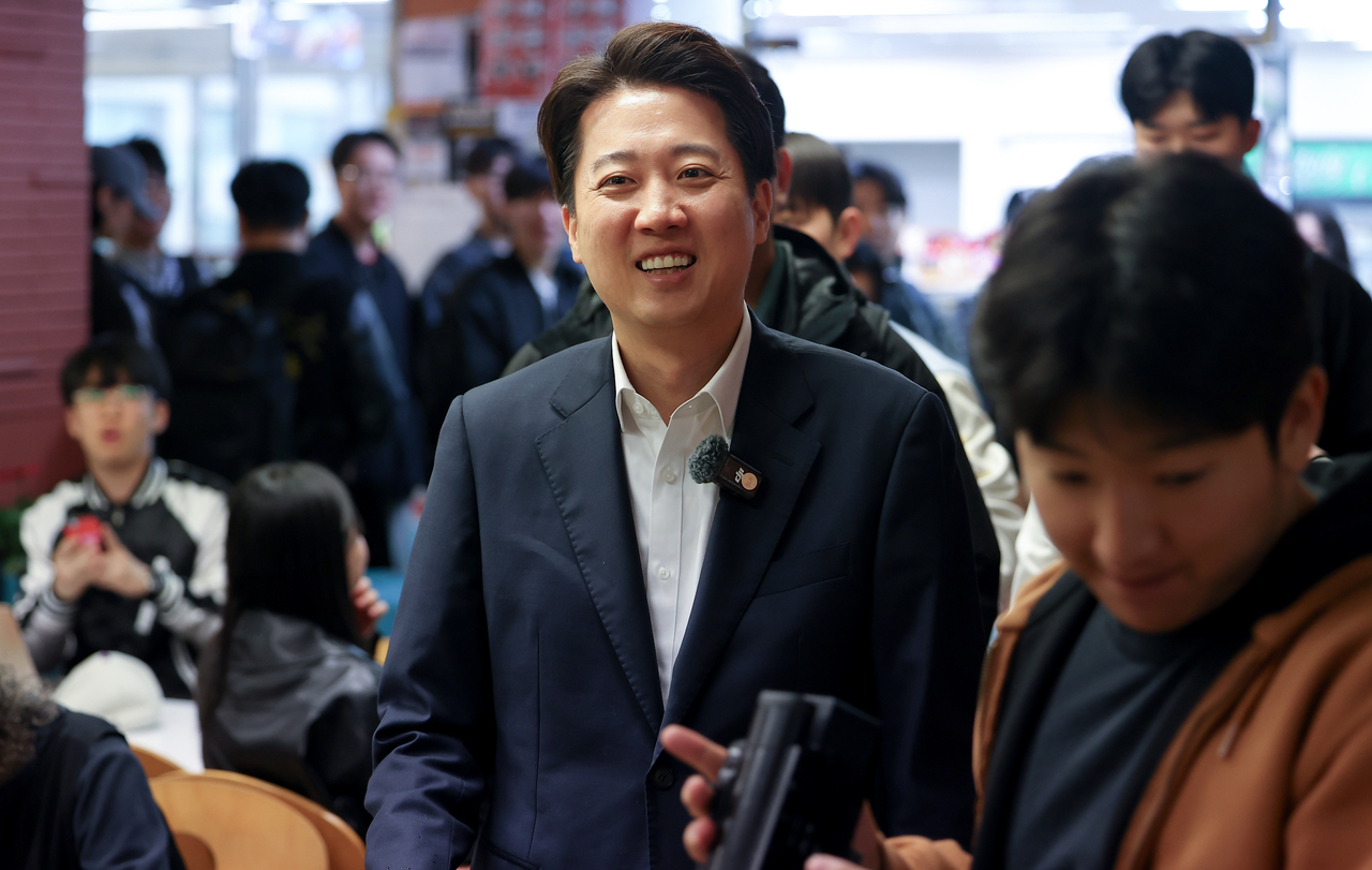 개혁신당 이준석 대선 후보가 1일 대학생들과의 소통을 위한 ‘학식먹자 이준석’ 플랫폼 두번째 학교로 서울 동대문구 한국외국어대학교를 찾아 밝은 표정으로 이동하고 있다. [연합]