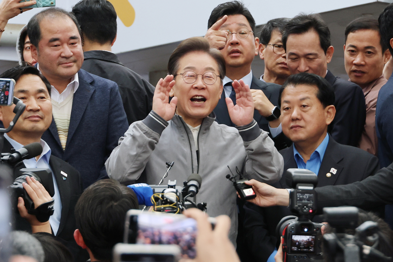 더불어민주당 이재명 대선 후보가 ‘골목골목 경청투어’ 사흘째인 3일 ‘동해안벨트’ 첫 방문지인 강원도 속초시 중앙재래시장에서 도민들을 만나 지지를 호소하고 있다. [연합]