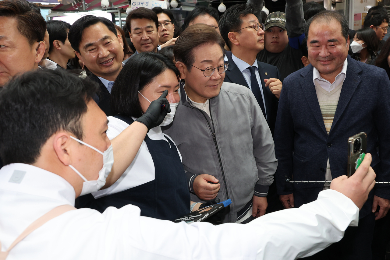 투표가 총알, 혁명의 수단”…이재명, 강원 동해안 민심 공략 - 헤럴드경제