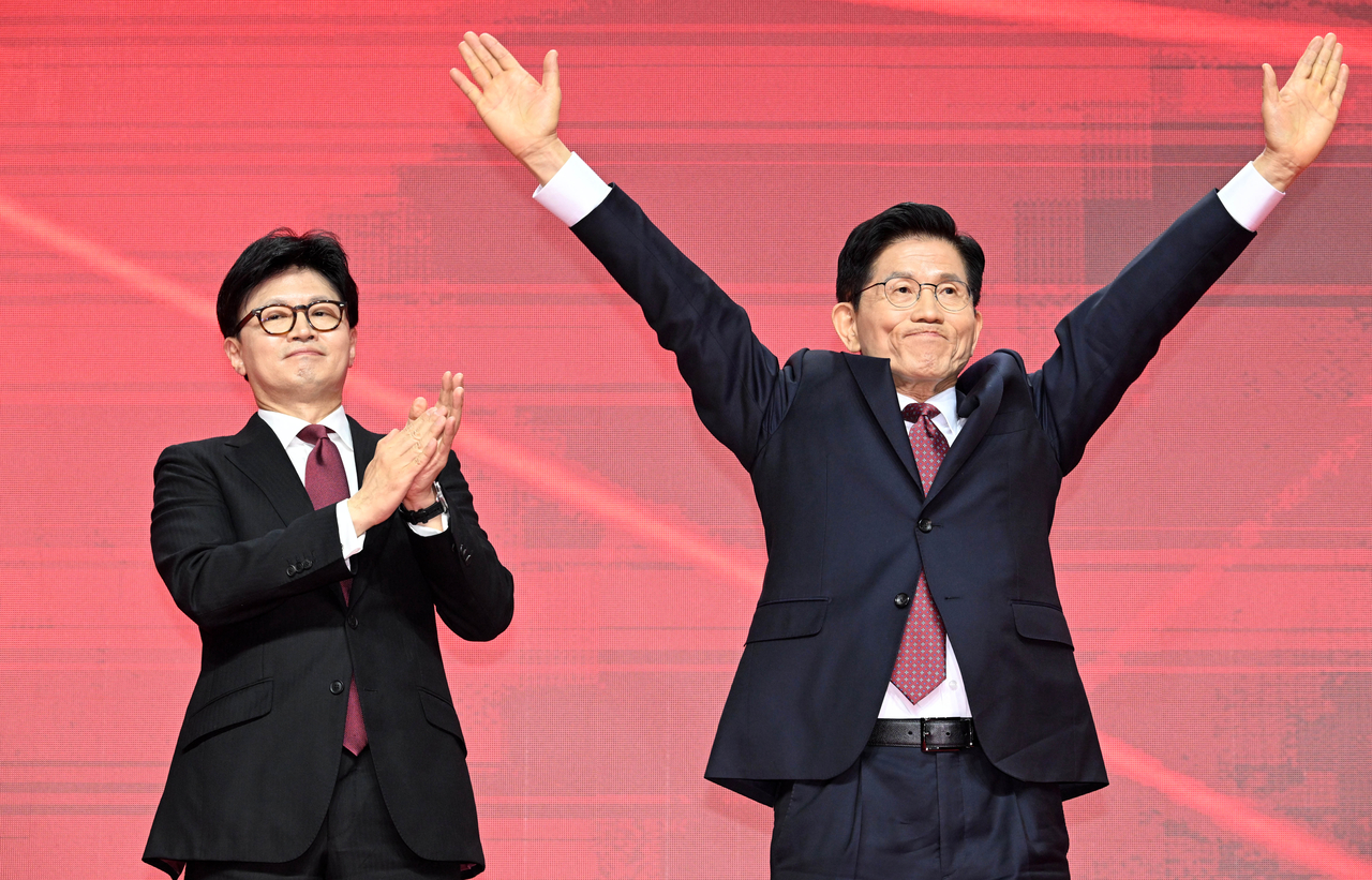 국민의힘 대선 후보로 선출된 김문수 후보(오른쪽)가 3일 경기 고양시 킨텍스에서 열린 국민의힘 전당대회에서 기뻐하고 있다. [연합]