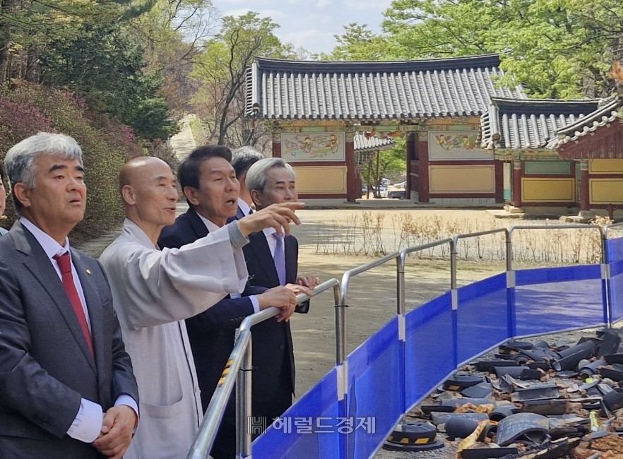 산불로 전각들이 허물어진 현장을 살펴보는 토토사이트 제작 데이터베이스 주지 등운 스님(왼쪽 두 번째)과 정원주 조계종 중앙신도회 회장(헤럴드·대우건설 회장, 맨 왼쪽), 정용식 헤럴드 상무(왼쪽 세 번째)