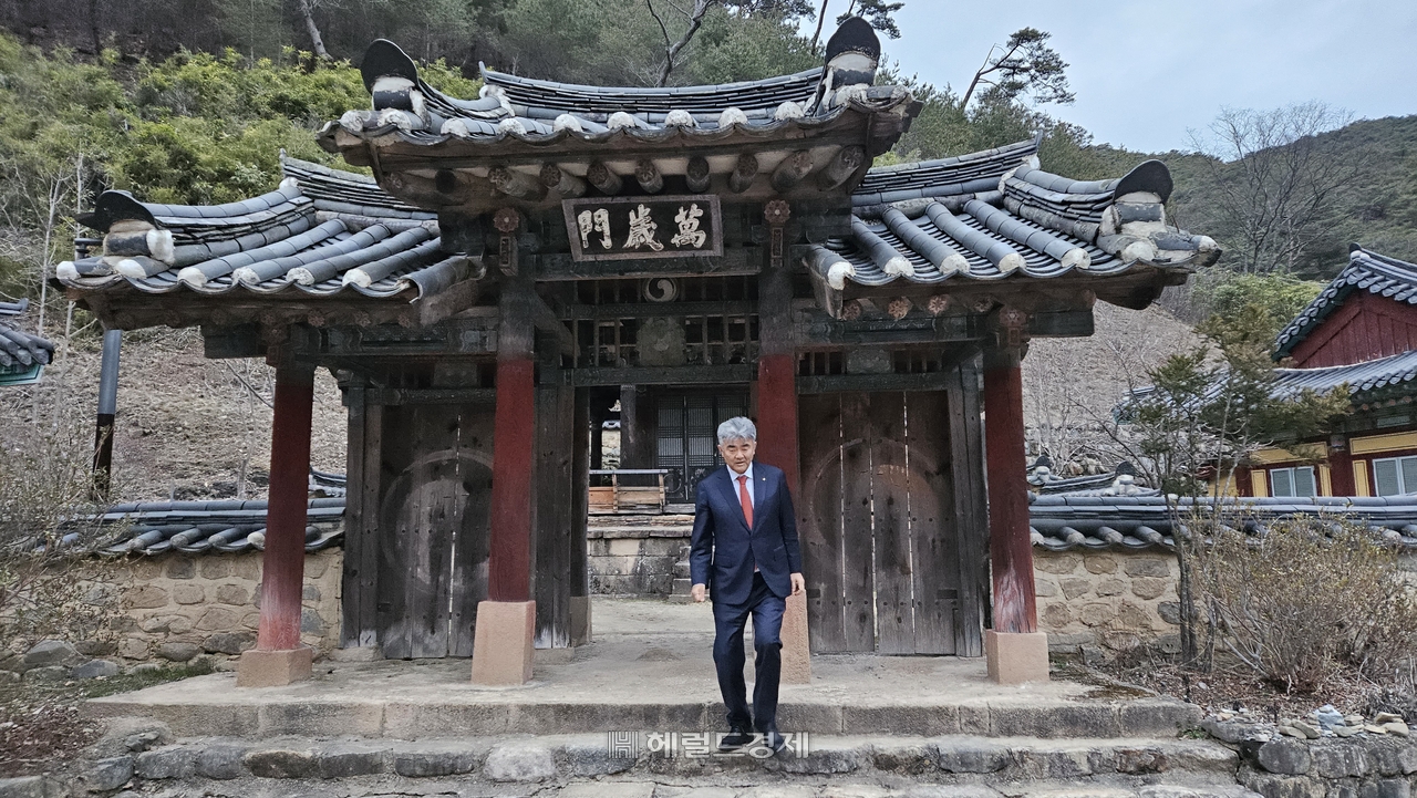 산불 피해를 입기 전인 작년 초 정원주 조계종 중앙신도회 회장(헤럴드·대우건설 회장)이 토토사이트 제작 데이터베이스 연수전 만세문을 방문한 모습.