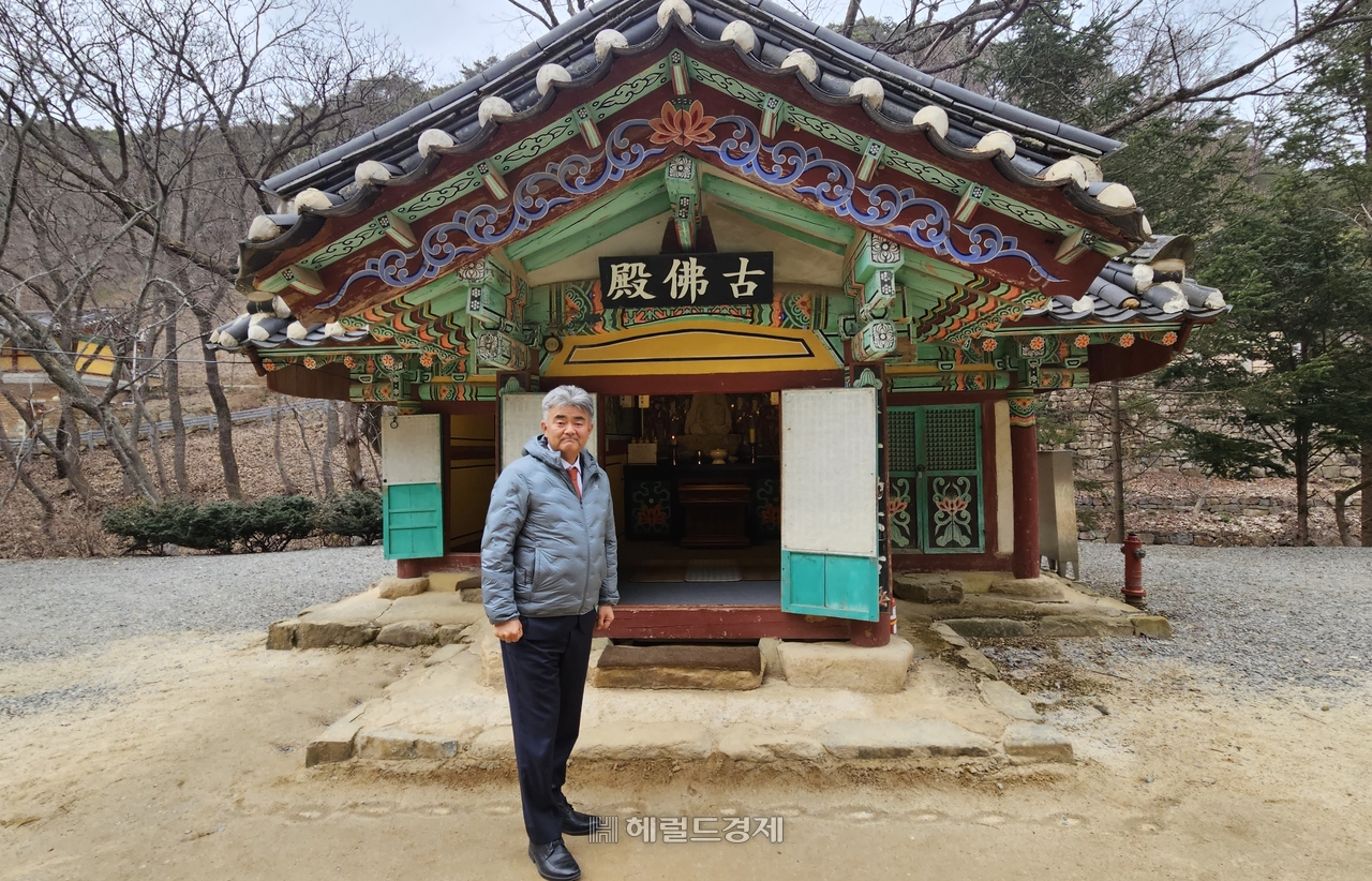 산불 피해를 입기 전인 작년 초 정원주 조계종 중앙신도회 회장(헤럴드·대우건설 회장)이 토토사이트 제작 데이터베이스 고불전을 방문한 모습.