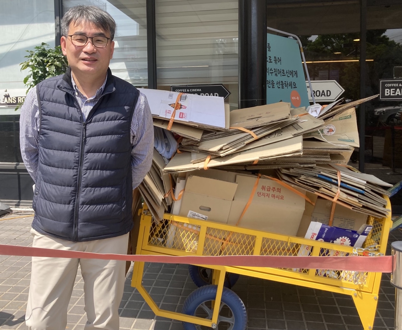 허승무 노동환경건강연구소 인간공학 팀장이 이어카 앞에 서있다. 손인규 기자