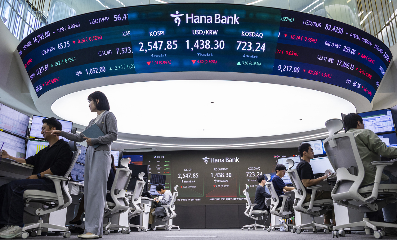 Dealing room at Hana Bank's headquarters (Yonhap)