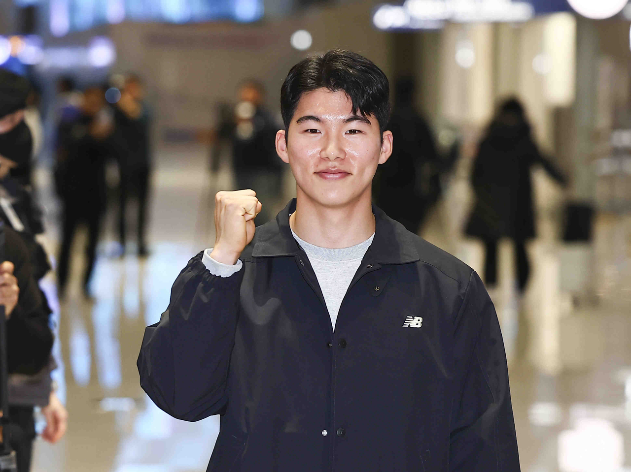 Kim Hye-seong poses for photos as he leaves Korea to join the Los Angeles Dodgers at Incheon Airport on Jan. 14. (Newsis)