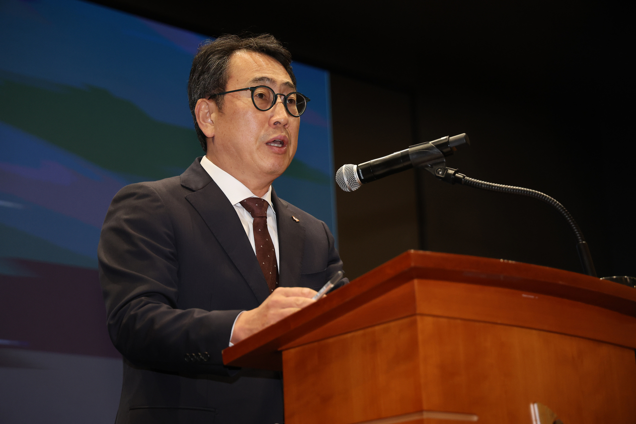 유영상 SK텔레콤 대표이사가 2일 서울 중구 SKT타워에서 열린 유심 정보 유출 관련 일일 브리핑에서 발언하고 있다. [연합]