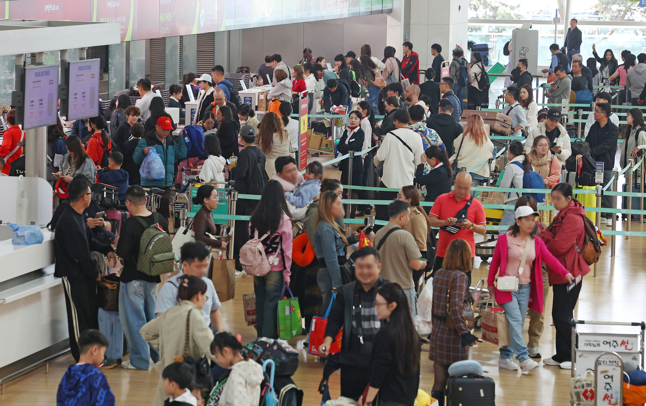 4일 인천국제공항 제1여객터미널 출국장이 여행객들로 붐비고 있다. [연합]