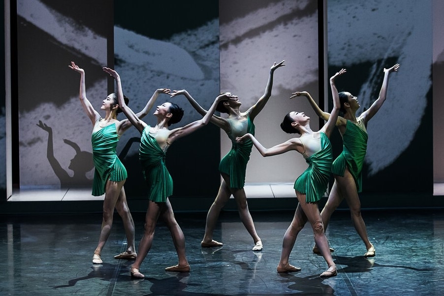 A scene from "Heo Nan Seol Heon - Su Wol Kyung Hwa" (Korean National Ballet)