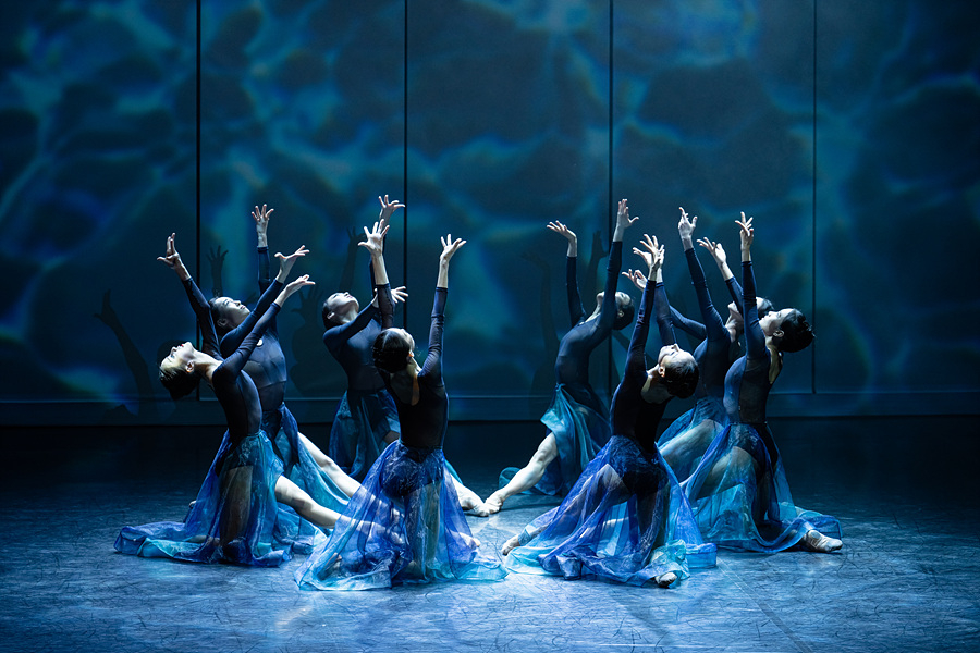 A scene from "Heo Nan Seol Heon - Su Wol Kyung Hwa" (Korean National Ballet)