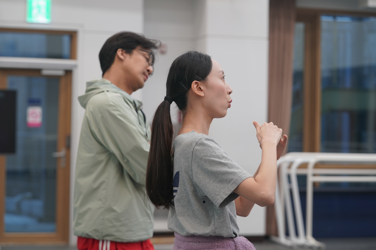 Dancer-choreographer Kang Hyo-hyung (right) is seen at a rehearsal for Korean National Ballet's "Heo Nan Seol Heon" (Korean National Ballet)