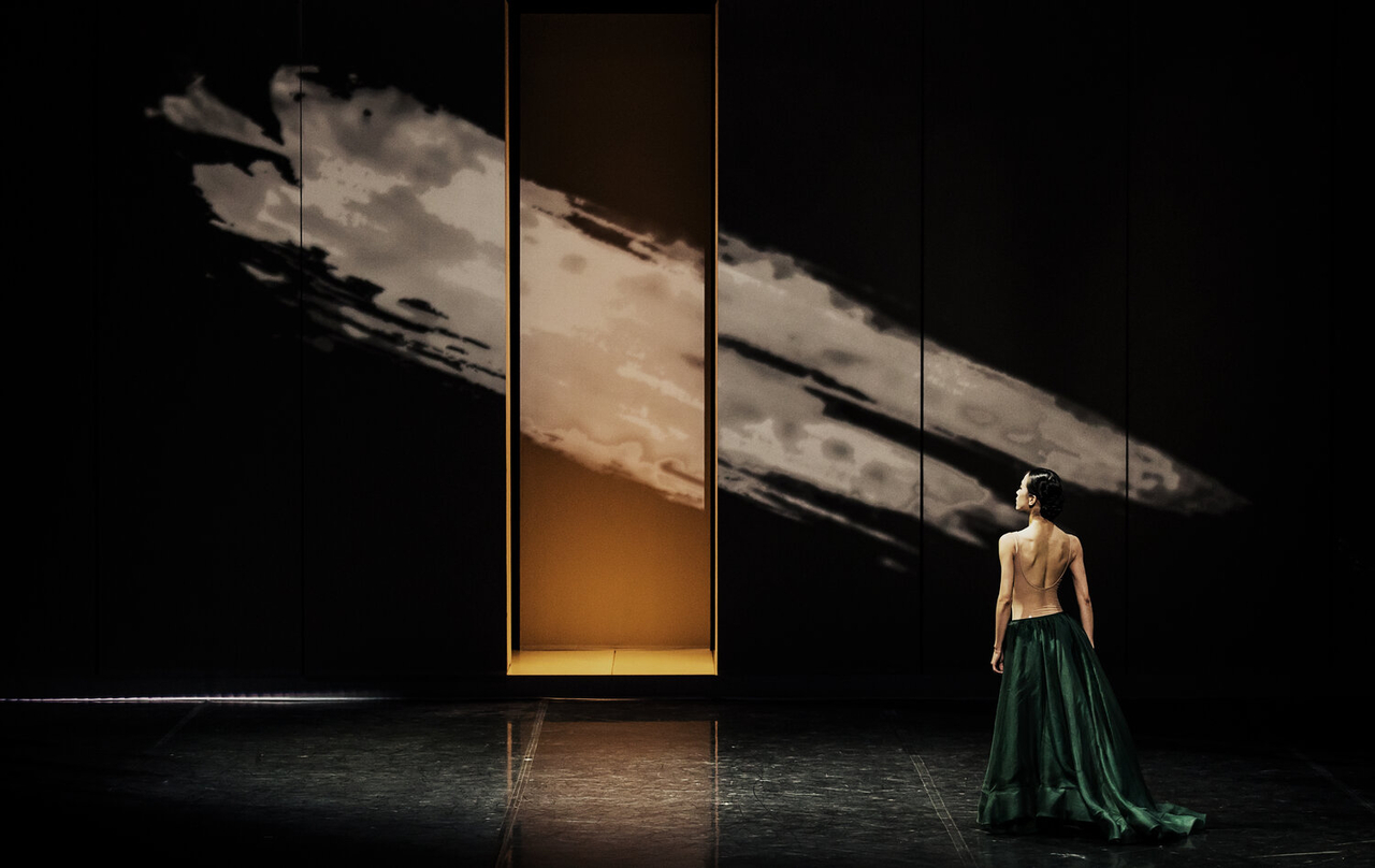A scene from "Heo Nan Seol Heon - Su Wol Kyung Hwa" (Korean National Ballet)