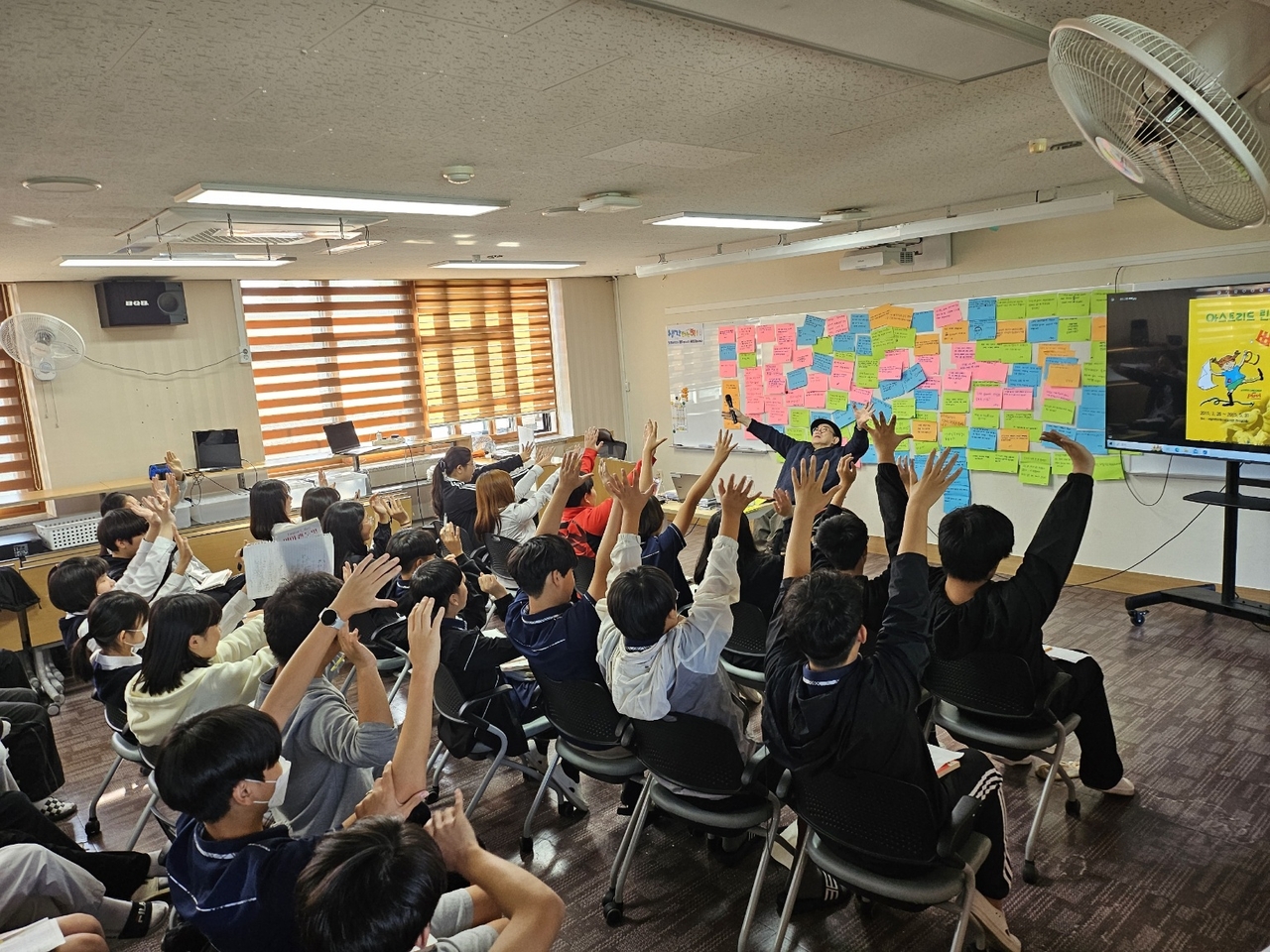 Author Ko Jung-wook delivering a lecture to students (Courtesy of the author)