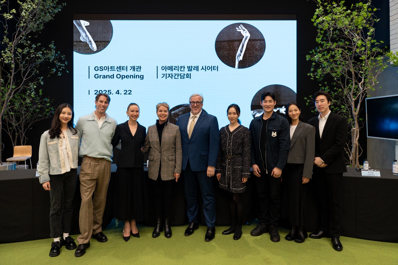 From left, ABT corps de ballet member Seo Yoon-jung, principal dancers James Whiteside, Isabella Boylston, artistic director Susan Jaffe, executive director Barry Hughson, principal dancers Seo Hee, Ahn Joo-won, soloists Park Sun-mi and Han Sung-woo attend a press conference at the GS Arts Center on Tuesday. (GS Arts Center)