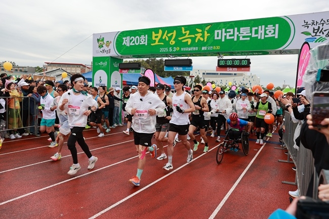제20회 보성 녹차마라톤대회가 3일 보성 공설운동장에서 열리고 있다.