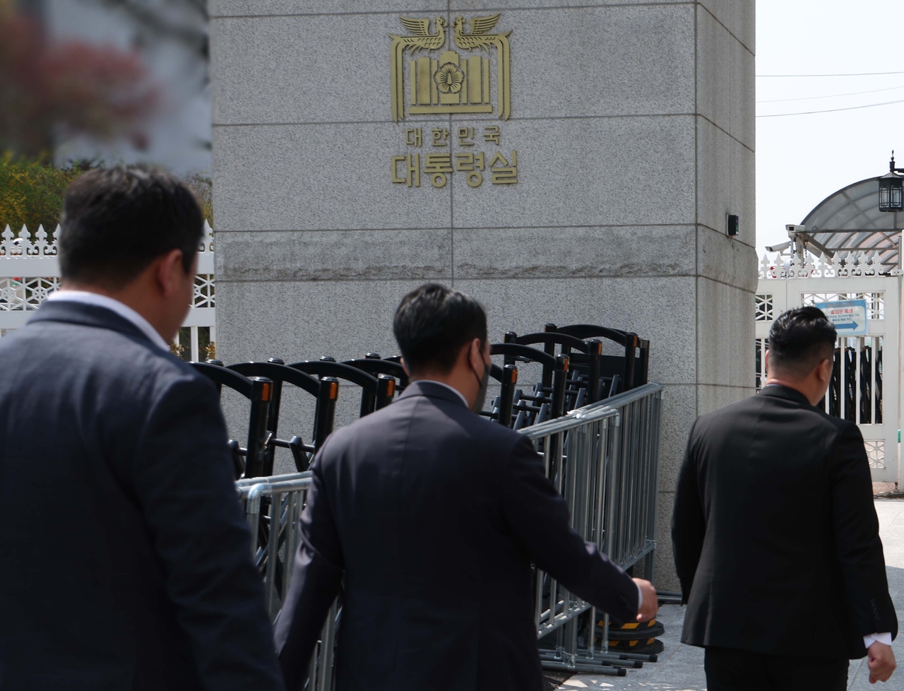 경찰 비상계엄 특별수사단이 16일 서울 용산구 대통령실 압수수색을 위해 민원실 출입구로 들어가고 있다. [연합]
